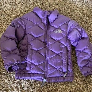 North Face down jacket! Super warm 550 fill. Tag was cut out but fits like a 3t